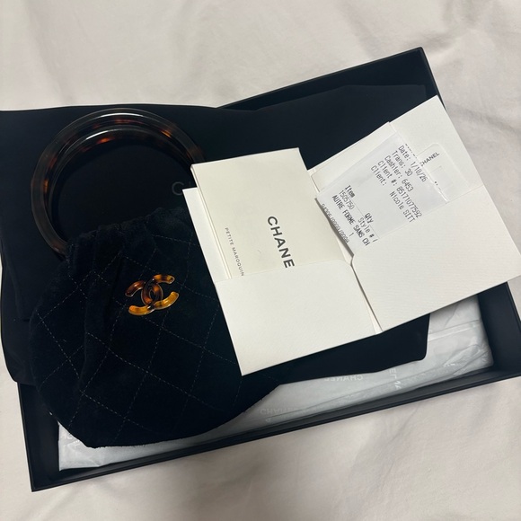 Chic Black Velvet Handbag with Tortoise Shell Handle - Picture 2 of 4